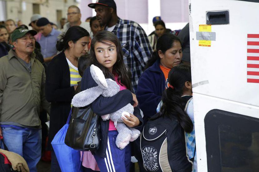 Inmigrantes de El Salvador y Guatemala son liberados de un centro de detención para familias...