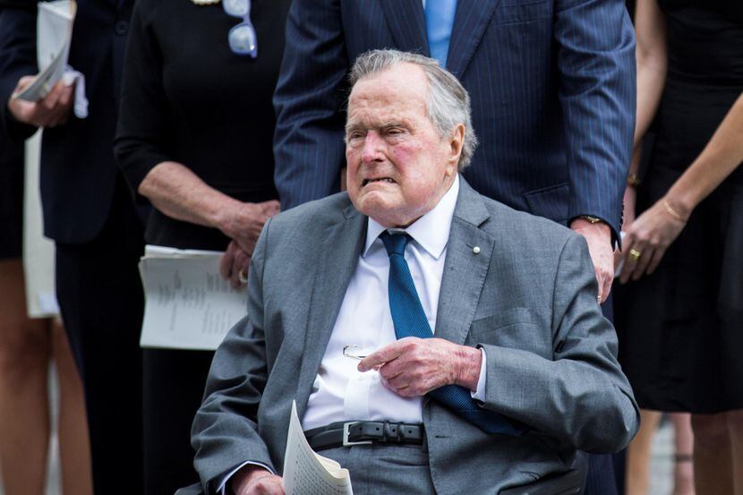 El ex presidente George W. H., Bush asistió al funeral de su esposa Barbara Bush....