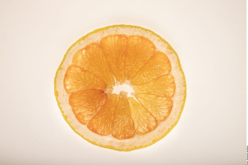 Foto de una naranja cortada a la mitad.