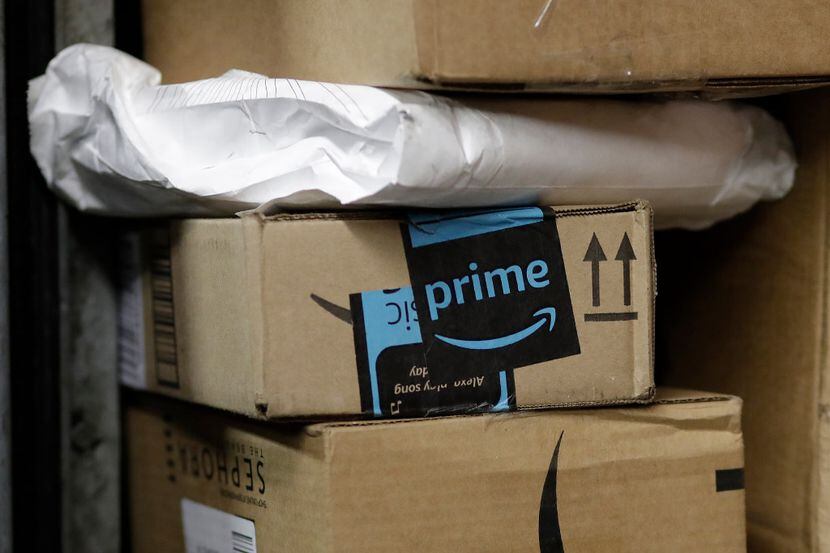 Varias cajas vacías de Amazon fueron halladas en una calle de Plano.