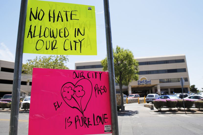 Pancartas con mensajes de rechazo al odio fueron colocados al frente de Del Sol Medical...