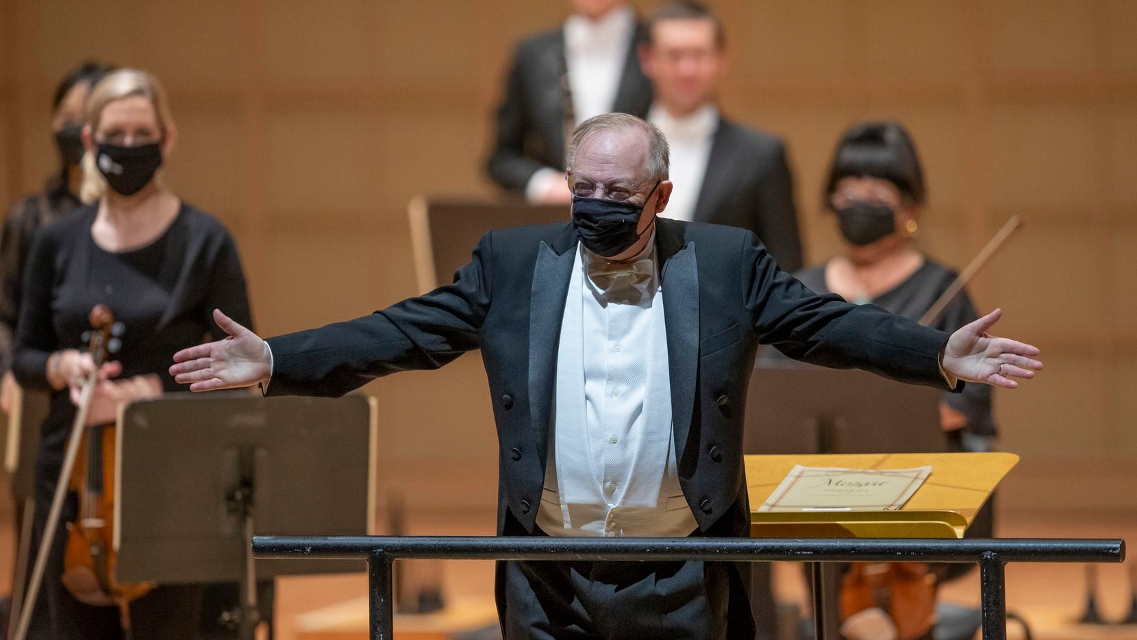 Conductor Nicholas McGegan acknowledges the audience after conducting the Dallas Symphony...