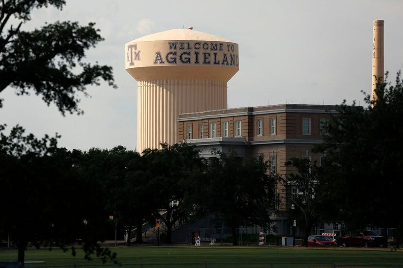 Bienvenidos a Aggieland. El mensaje fue pintado en la torre de agua de la Universidad Texas...