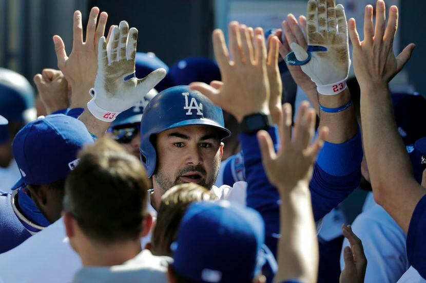 Adrián González y los Dodgers se miden a los Cubs por el pase a la Serie Mundial. Foto AP
