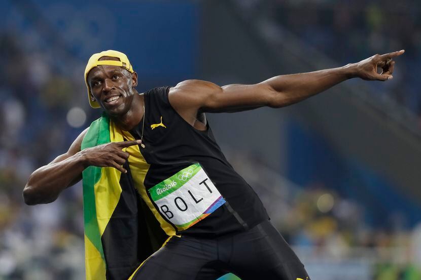 El velocista Usain Bolt celebra luego de ganar la medalla de oro en la carrera de 100 metros...