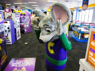 Chuck E Cheese Parent Replaces Ceo Tom Leverton With Six Flags Executive