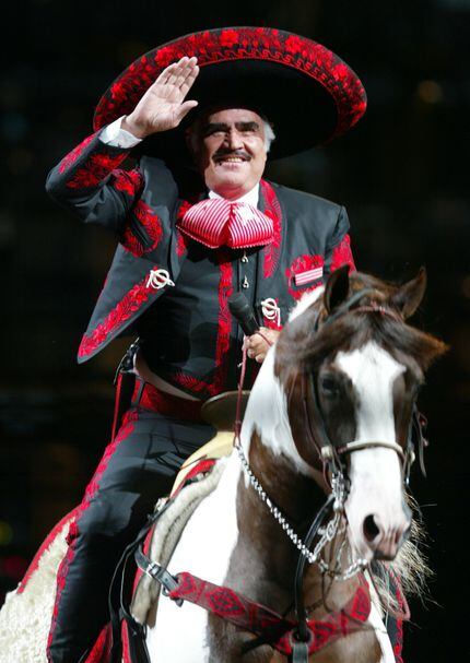 Vicente Fernández monta un caballo durante su concierto el 05 de octubre de 2003 en el...