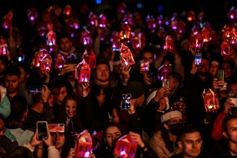 Un grupo de gente sostiene velas durante la celebración de la noche de velitas, en Bogotá,...