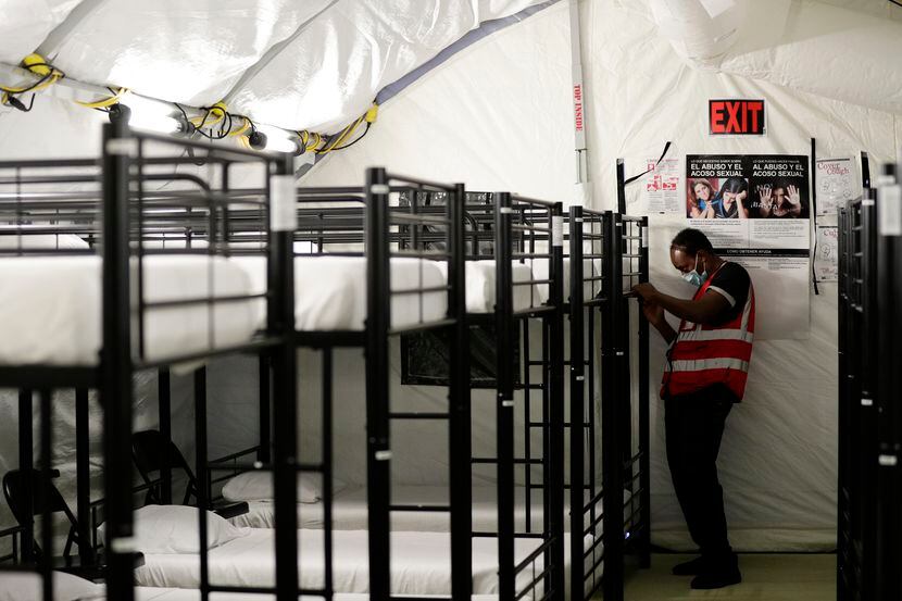 Personal del centro de detención para menores migrantes en Carrizo Springs, al sur de Texas.