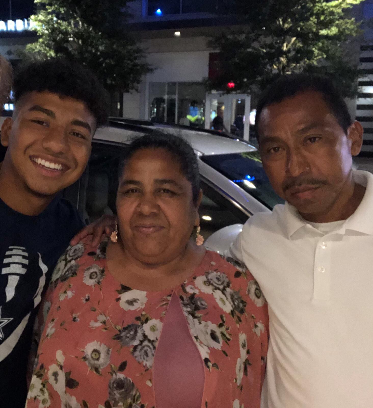 Kevin Bonilla junto a sus padres José y Santos