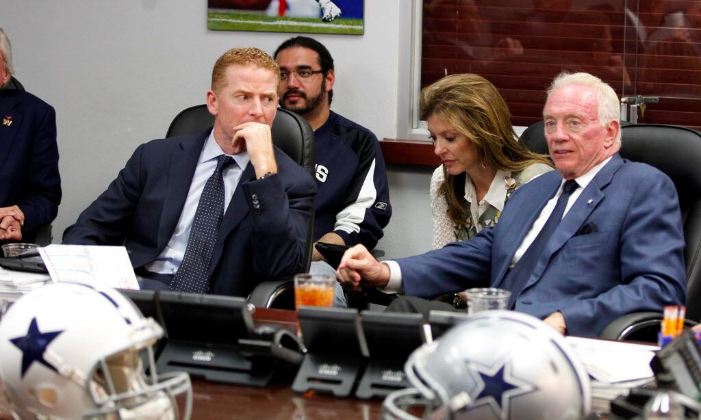 Dallas Cowboys head coach Jason Garrett looks over at  Dallas Cowboys owner and general...