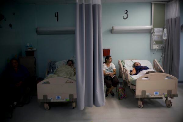 Foto tomada el 28 de septiembre en uno de los hospitales de San Juán, en donde ha habido...