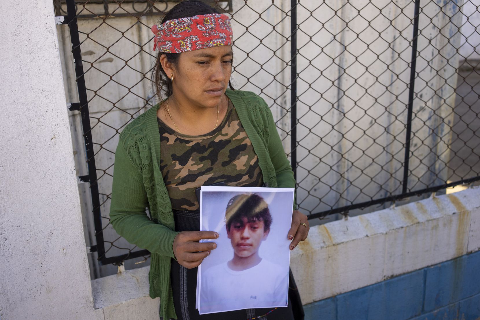 María Sipac Coj sostiene un retrato de su hijo Pascual Melvin Guachiac en Tzucubal,...