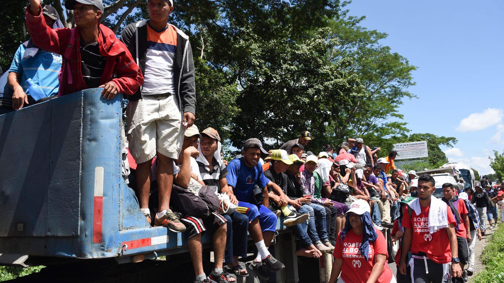 Migrantes hondureños abordan el remolque de un camión el lunes afuera de Tapachula, Chiapas....