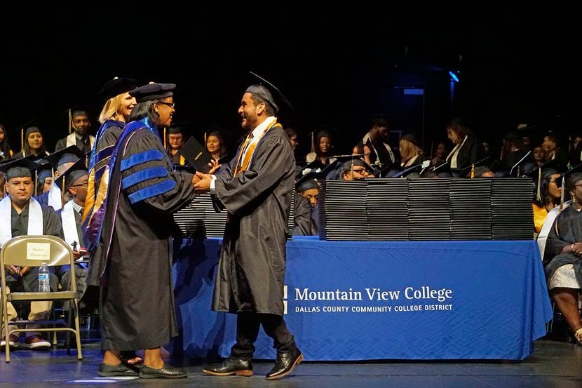 Eduardo Hernandez Mejia obtuvo su Associates Degree de Ciencia durante la ceremonia de...