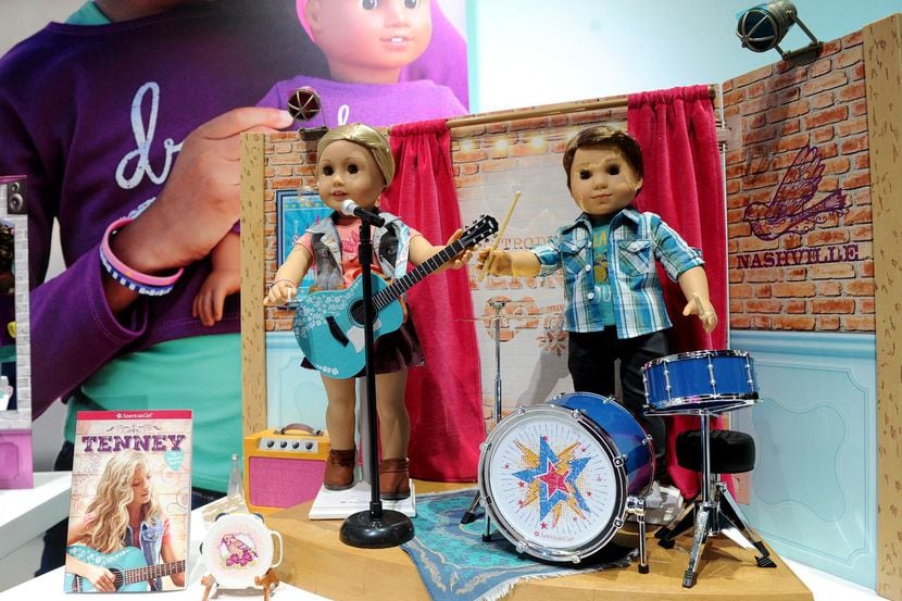 Tenney Grant, el nuevo personaje de la línea de muñecas American Girl, junto con otra muñeca...