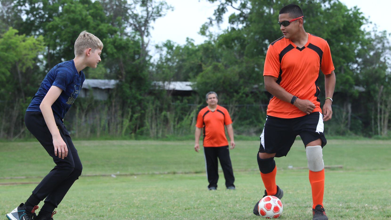 Ricardo Castañeda (der) lleva el balón en sus pies durante un entrenamiento de su equipo en...