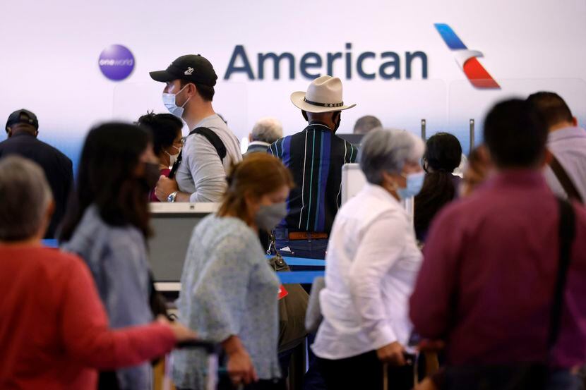 Varios pasajeros no pudieron viajar el fin de semana por cancelaciones masivas de American...