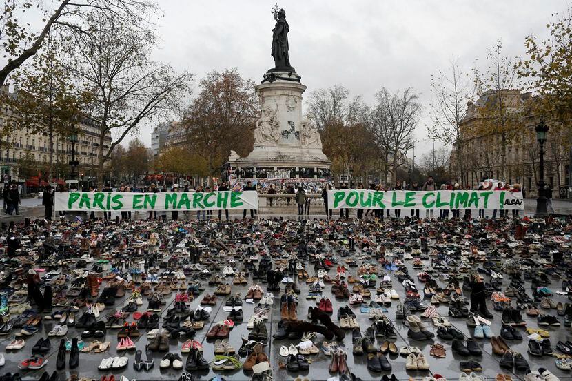 Cientos de pares de zapatos son parte de una protesta por el cambio climático en París....