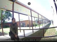 Esta imagen de un video publicado por la ciudad de Uvalde, Texas, muestra a la agente...