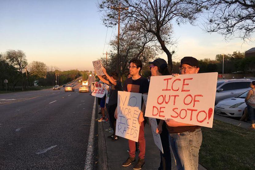 Manifestantes desean que ICE no participe con la Policía de DeSoto. (KARINA RAMÍREZ/AL DÍA)
