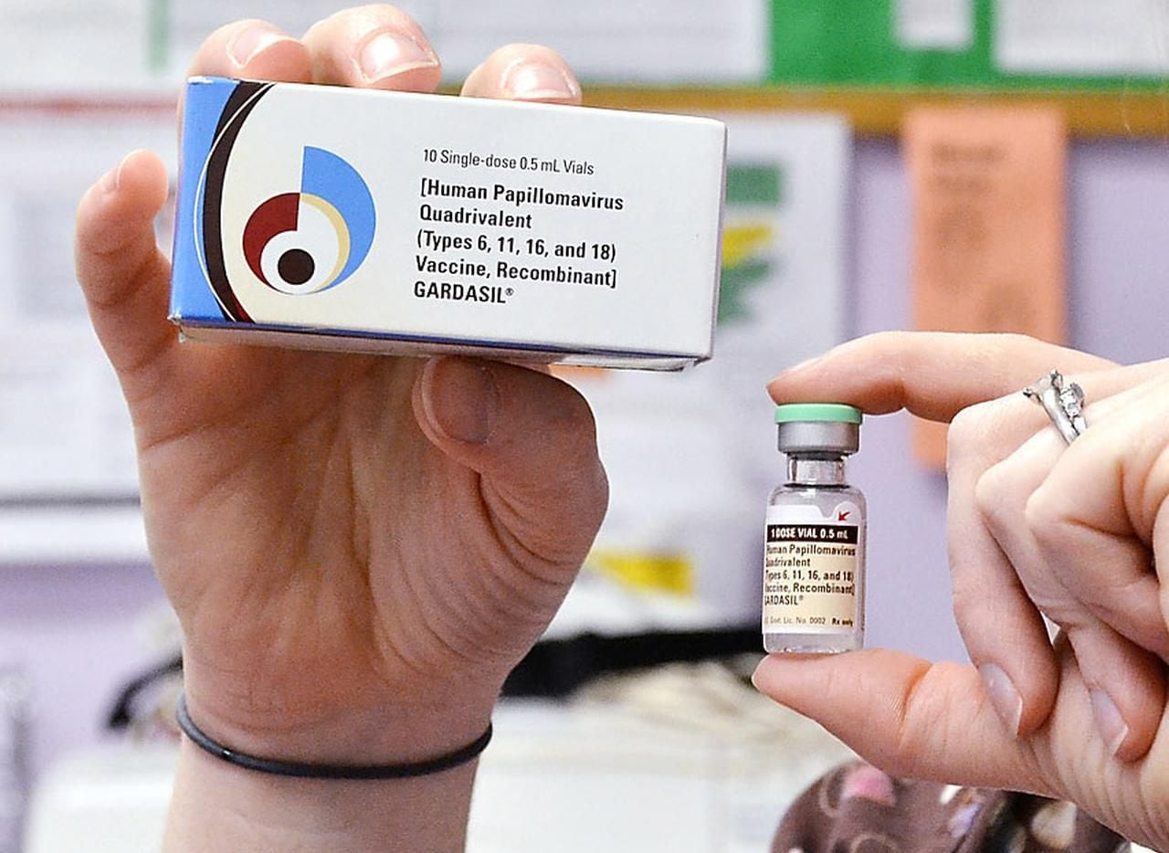 Una enfermera muestra las dosis de la vacuna contra el virus del papiloma humano....