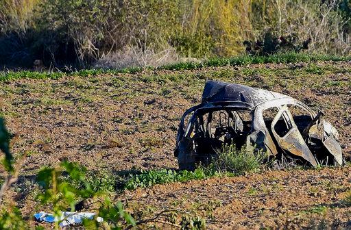 Los restos del auto de la periodista de investigación Daphne Caruana Galizia  / AP
