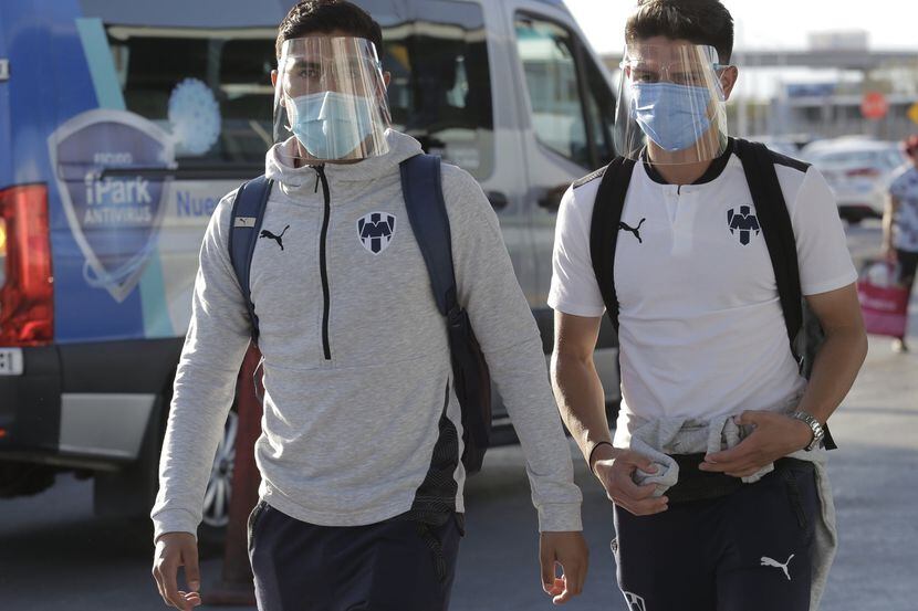 Jugadores de Rayados de Monterrey con cubrebocas y caretas de plástico para protegerse del...
