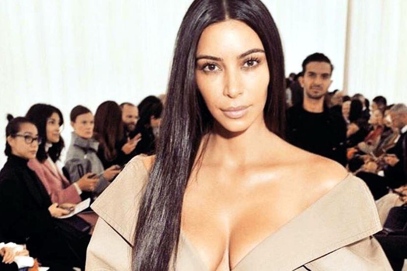 A través de un tuit, Kim Kardashian confesó ayer que padece psoriasis en la cara. La...