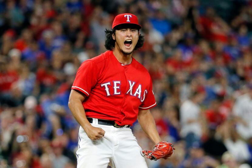 El lanzador de los Rangers de Texas Yu Darvish celenra al ponchar a un pelotero de los Rays...