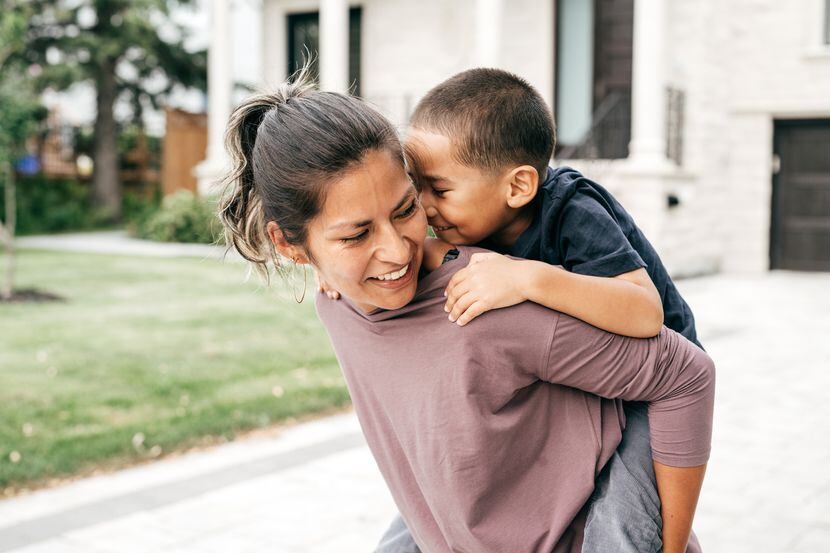 La presencia de una madre en el desarrollo emocional de sus hijos es principalmente...