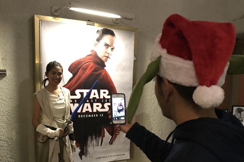 Javier Ramírez retrata a Stephanie Rodríguez, junto a un poster de Rey, protagonista de “The...