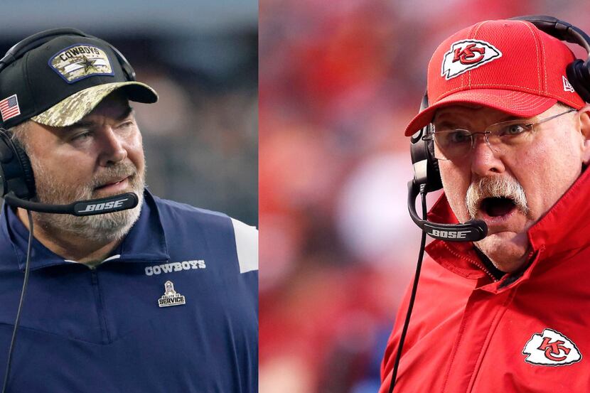 El entrenador de los Cowboys de Dallas, Mike McCarthy (izq), y el entrenador de los Chiefs...