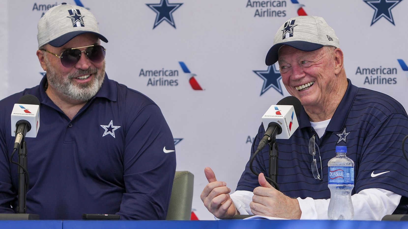 El dueño de los Dallas cowboys, Jerry Jones (der) sonríe al lado del entrenador Mike...