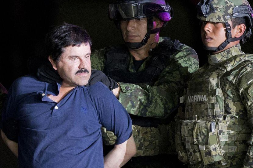 En esta foto de archivo aparece Joaquín “El Chapo” Guzmán mientras está siendo escoltado por...
