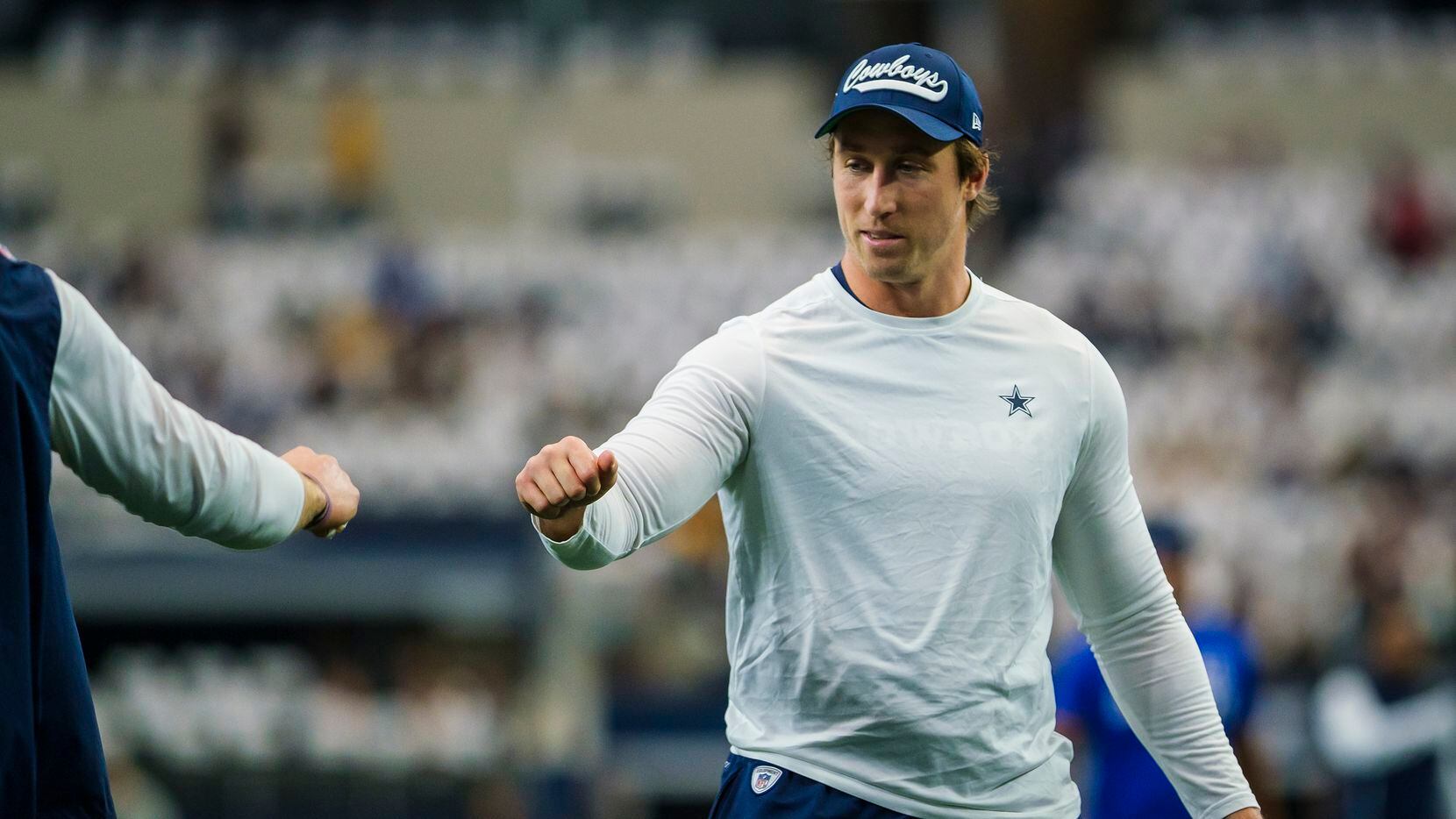 Dallas Cowboys outside linebacker Sean Lee warms up before an NFL football game against the...