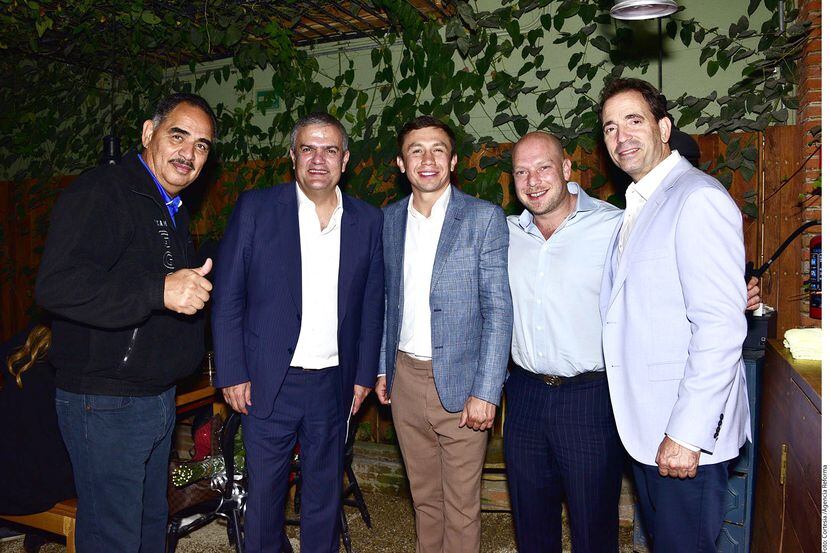 Gennady Golovkin (centro) y su entrenador Abel Sánchez (izq.) acudieron a una cena en la...
