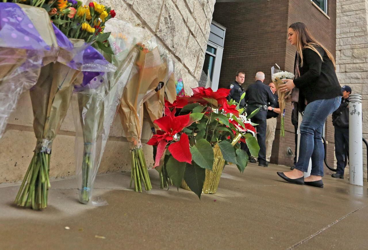 Los residentes de Little Elm dejan flores en las afueras del Departamento de Policía en...