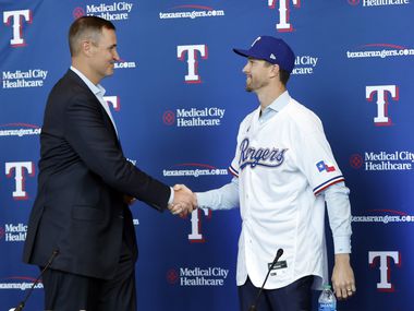 New Texas Rangers starting pitcher Jacob deGrom (right) shakes hands with general manager...