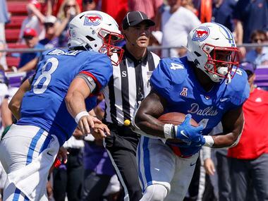 SMU running back Tre Siggers (4) runs with the ball for a touchdown after a handoff from...