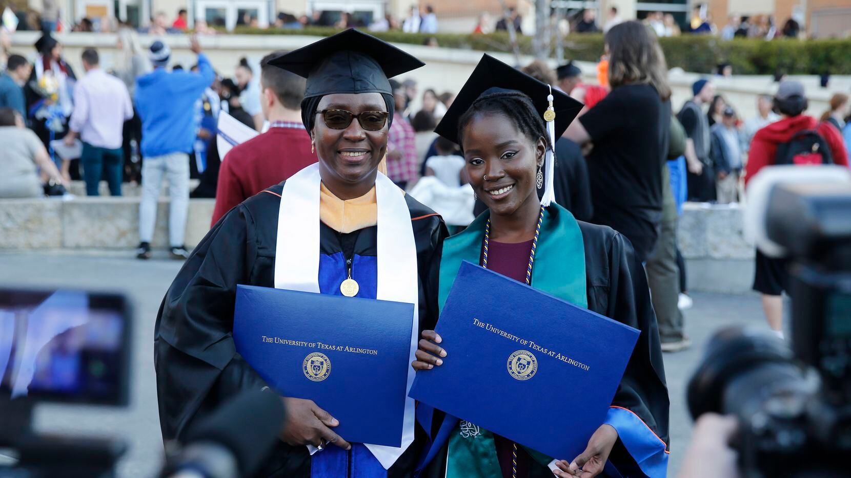 Texas Mom, Dad and Daughter Graduate from College at Same Time