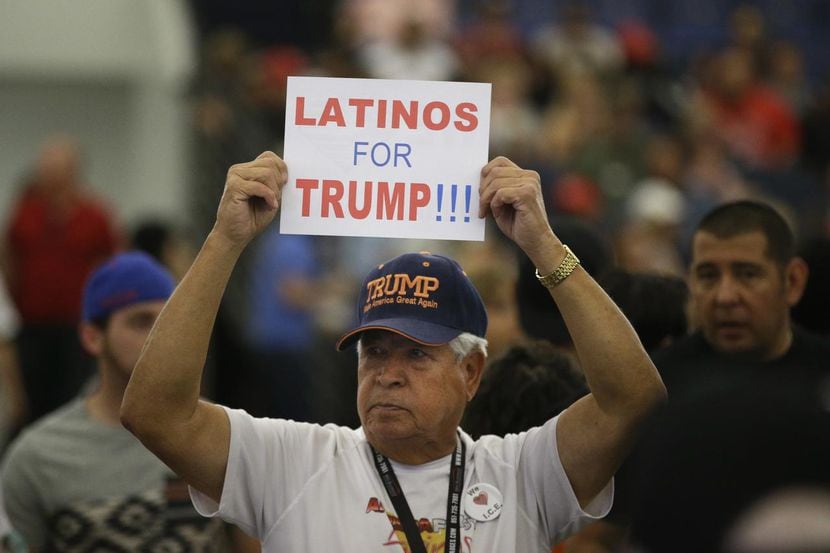 Un hispano sostiene un letrero de apoyo al republicano Donald Trump. (AP/JAE C. HONG)
