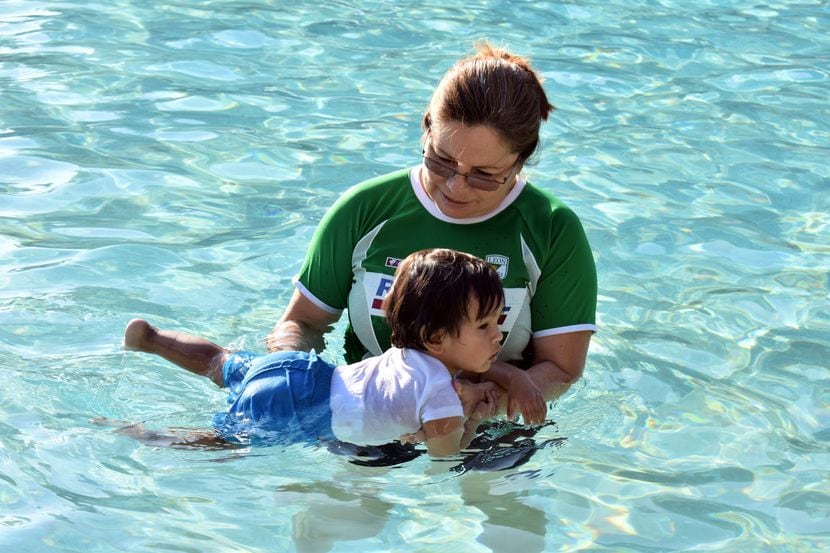 Clases de natación para padres e hijos en Dallas. MARIANA SIERRA/ AL DÍA