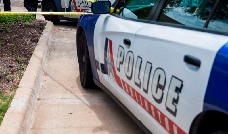La policía de Arlington investiga incidente en que un oficial mató a una mujer cuando...