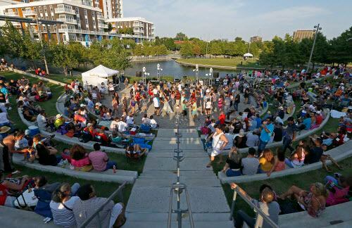 El Vitruvian Park de Addison suele tener varios festivales de música gratis. (Jae S. Lee/The...
