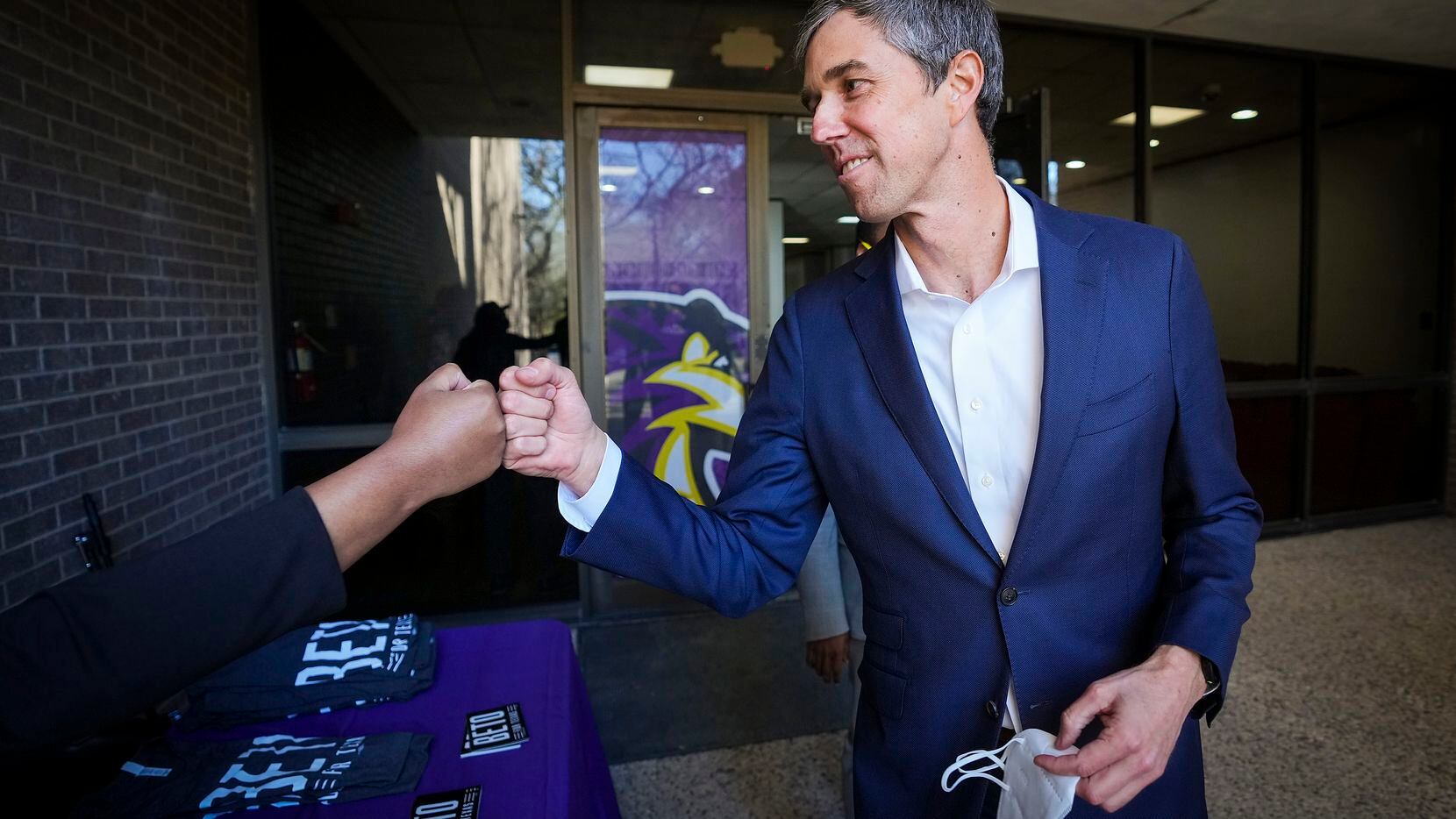 El candidato a gobernador Beto O'Rourke saluda con un simpatizante luego de un acto de...