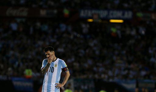  Lionel Messi, observa durante un partido contra Chile por las eliminatorias mundialistas en...