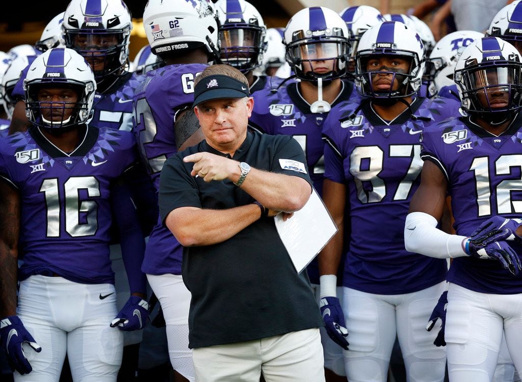TCU Horned Frogs head coach Gary Patterson gathers his players at the tunnel before facing...