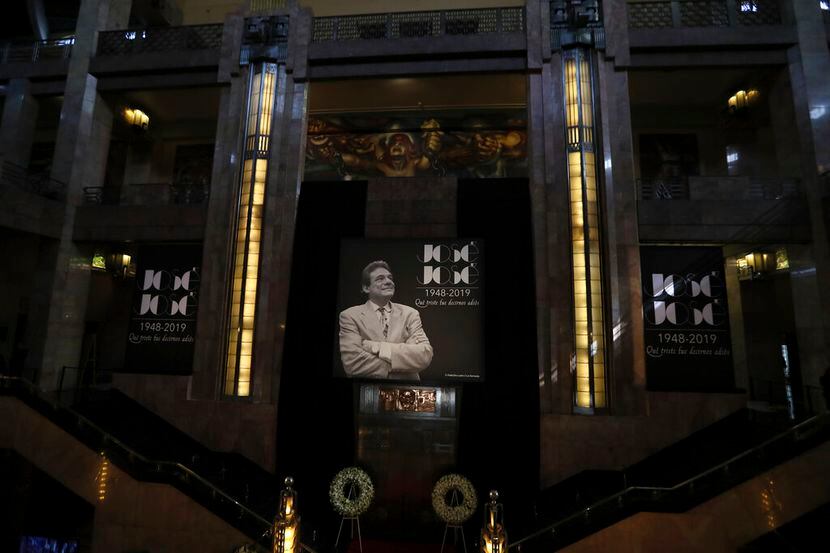 Un póster con la imagen del cancante mexicano José José es desplegada en el Palacio de...