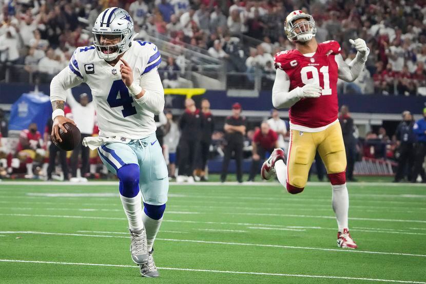 El mariscal de campo de los Cowboys de Dallas, Dak Prescott (4), corre con el balón en el...